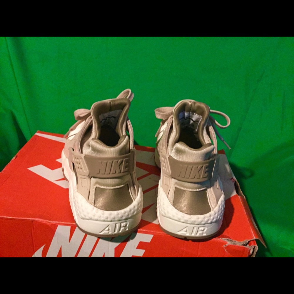 Nike Air Huarache Running Shoes - Picture 2 of 8